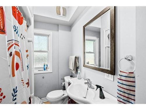 130 Dorothy Street, Welland, ON - Indoor Photo Showing Bathroom