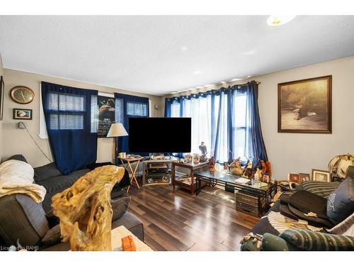 130 Dorothy Street, Welland, ON - Indoor Photo Showing Living Room