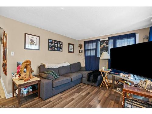 130 Dorothy Street, Welland, ON - Indoor Photo Showing Living Room