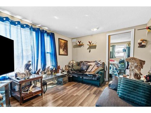 130 Dorothy Street, Welland, ON - Indoor Photo Showing Living Room