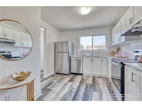 1-20 Anna Capri Drive, Hamilton, ON - Indoor Photo Showing Kitchen