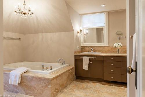 120 Aberdeen Avenue, Hamilton, ON - Indoor Photo Showing Bathroom