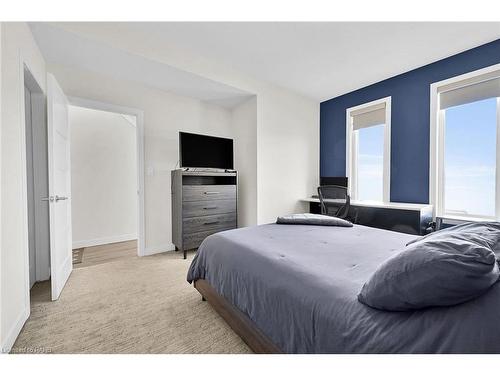 904 West Village Square, London, ON - Indoor Photo Showing Bedroom