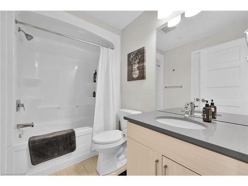 904 West Village Square, London, ON - Indoor Photo Showing Bathroom