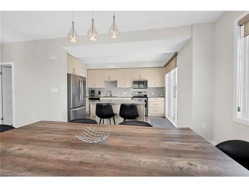 904 West Village Square, London, ON - Indoor Photo Showing Kitchen