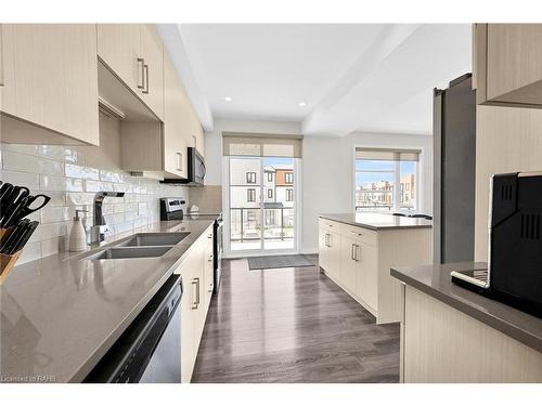 904 West Village Square, London, ON - Indoor Photo Showing Kitchen With Double Sink With Upgraded Kitchen