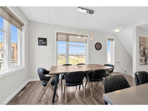 904 West Village Square, London, ON - Indoor Photo Showing Dining Room