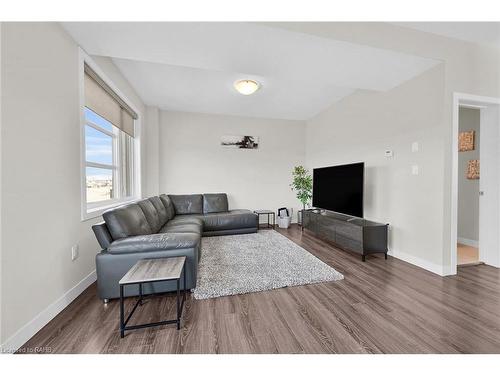 904 West Village Square, London, ON - Indoor Photo Showing Living Room