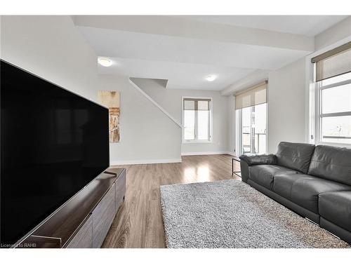 904 West Village Square, London, ON - Indoor Photo Showing Living Room