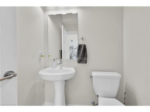 904 West Village Square, London, ON - Indoor Photo Showing Bathroom