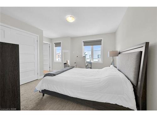 904 West Village Square, London, ON - Indoor Photo Showing Bedroom