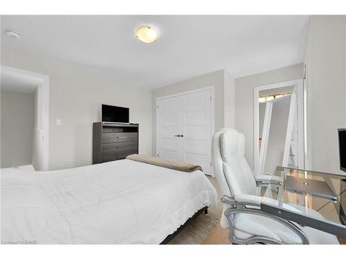 904 West Village Square, London, ON - Indoor Photo Showing Bedroom