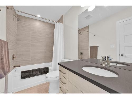 904 West Village Square, London, ON - Indoor Photo Showing Bathroom