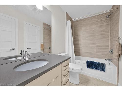 904 West Village Square, London, ON - Indoor Photo Showing Bathroom