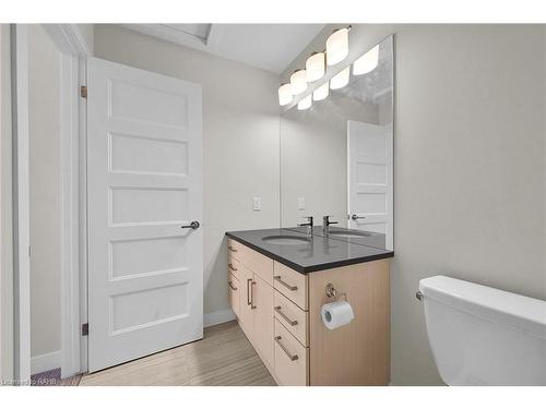 904 West Village Square, London, ON - Indoor Photo Showing Bathroom