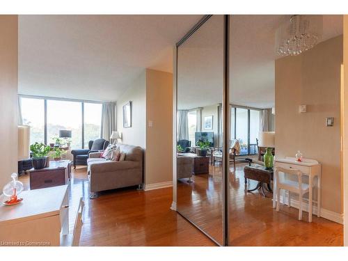 506-75 Queen Street N, Hamilton, ON - Indoor Photo Showing Living Room