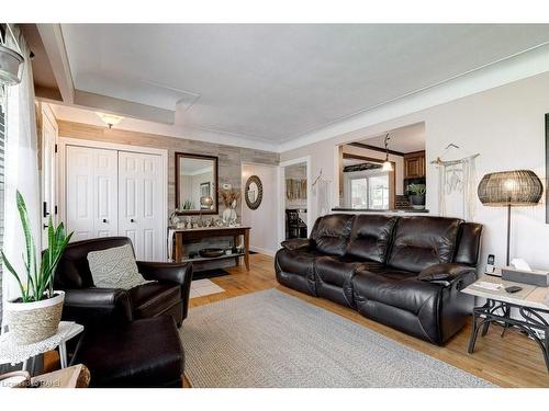 6399 Dickenson Road E, Hamilton, ON - Indoor Photo Showing Living Room