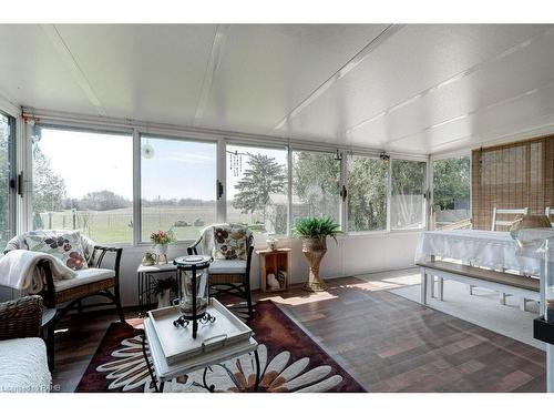 6399 Dickenson Road E, Hamilton, ON - Indoor Photo Showing Living Room