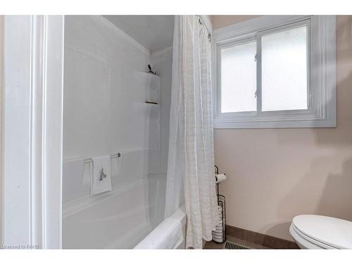 6399 Dickenson Road E, Hamilton, ON - Indoor Photo Showing Bathroom