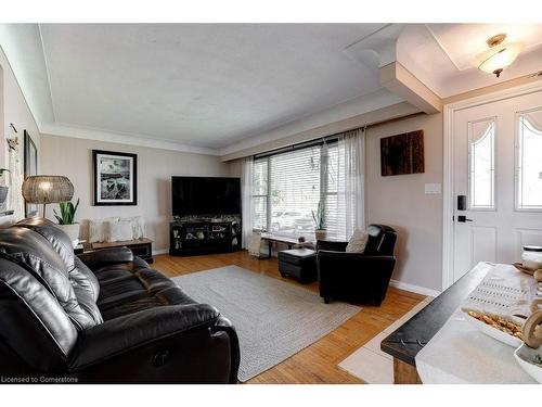 6399 Dickenson Road E, Hamilton, ON - Indoor Photo Showing Living Room