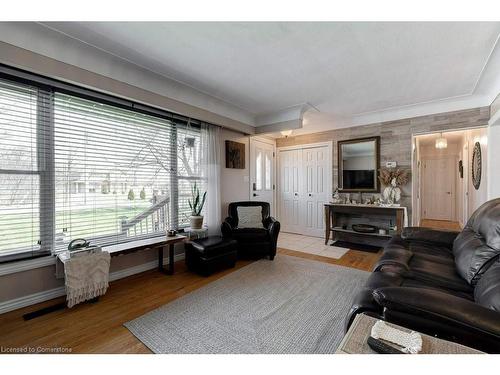 6399 Dickenson Road E, Hamilton, ON - Indoor Photo Showing Living Room