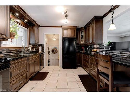 6399 Dickenson Road E, Hamilton, ON - Indoor Photo Showing Kitchen