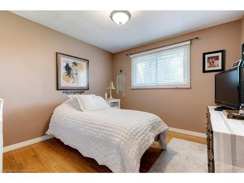 6399 Dickenson Road E, Hamilton, ON - Indoor Photo Showing Bedroom