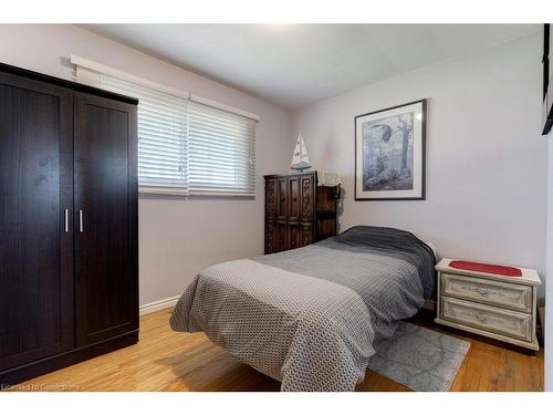 6399 Dickenson Road E, Hamilton, ON - Indoor Photo Showing Bedroom