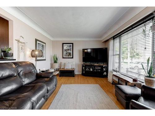 6399 Dickenson Road E, Hamilton, ON - Indoor Photo Showing Living Room