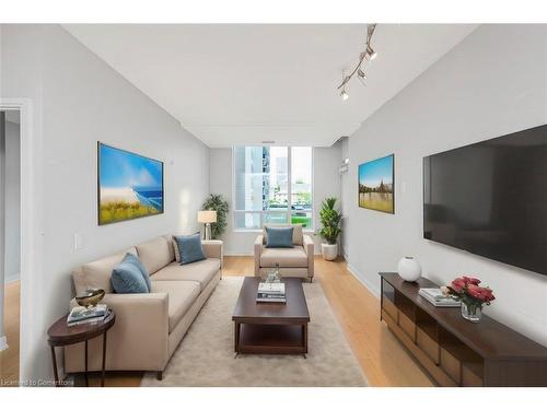 304-88 Broadway Avenue, Toronto, ON - Indoor Photo Showing Living Room