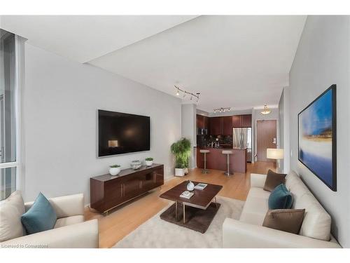 304-88 Broadway Avenue, Toronto, ON - Indoor Photo Showing Living Room