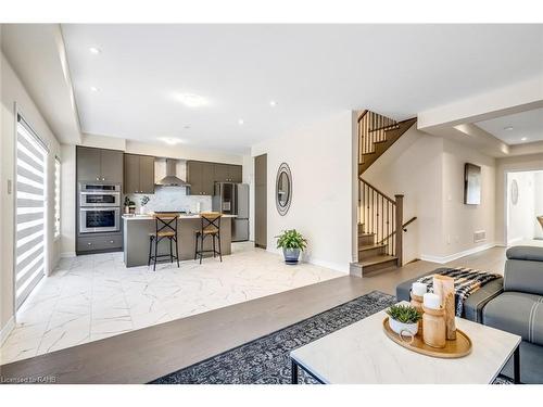 3916 Koenig Road, Burlington, ON - Indoor Photo Showing Living Room