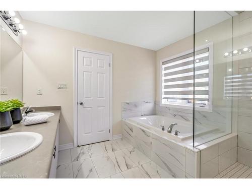 3916 Koenig Road, Burlington, ON - Indoor Photo Showing Bathroom