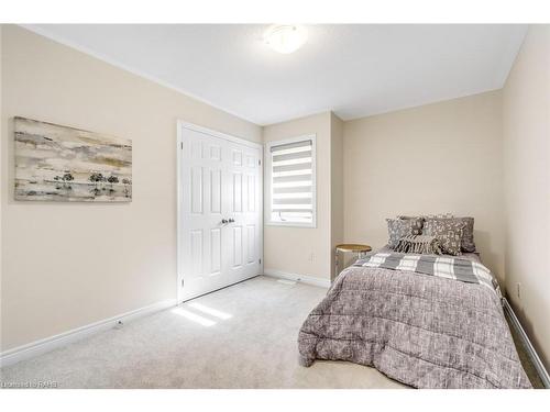 3916 Koenig Road, Burlington, ON - Indoor Photo Showing Bedroom