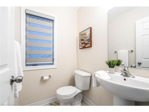 3916 Koenig Road, Burlington, ON - Indoor Photo Showing Bathroom