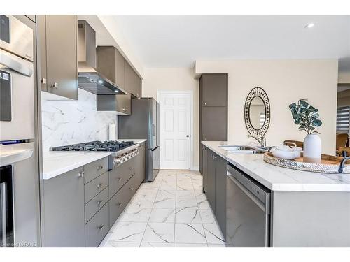 3916 Koenig Road, Burlington, ON - Indoor Photo Showing Kitchen With Double Sink With Upgraded Kitchen