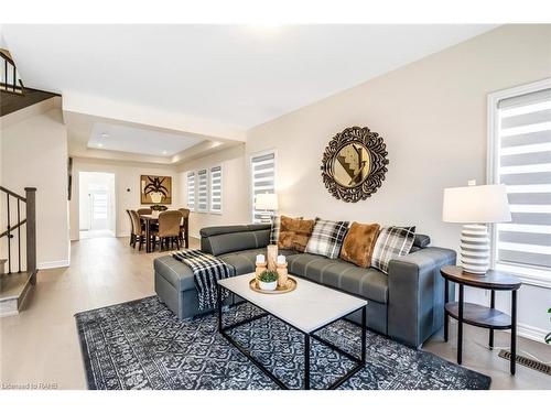 3916 Koenig Road, Burlington, ON - Indoor Photo Showing Living Room