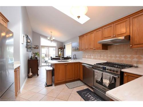 17 Durrell Court, Hamilton, ON - Indoor Photo Showing Kitchen