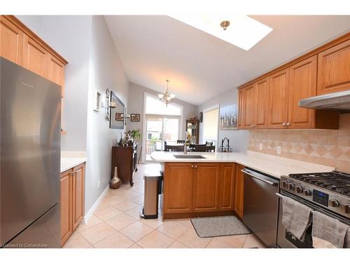 17 Durrell Court, Hamilton, ON - Indoor Photo Showing Kitchen