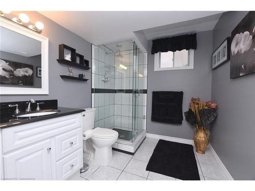 17 Durrell Court, Hamilton, ON - Indoor Photo Showing Bathroom