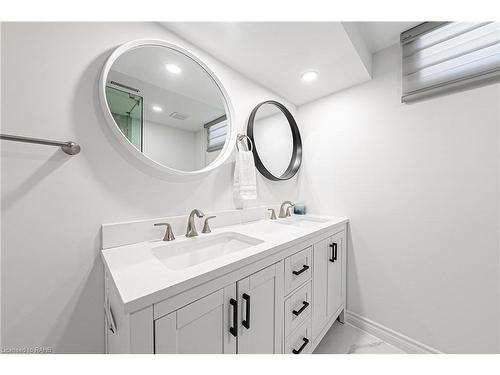 6 Iris Court, Carlisle, ON - Indoor Photo Showing Bathroom