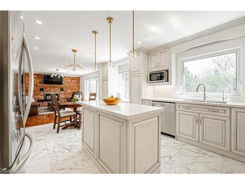 6 Iris Court, Carlisle, ON - Indoor Photo Showing Kitchen With Upgraded Kitchen