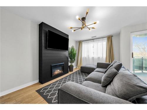 88-2001 Bonnymede Drive, Mississauga, ON - Indoor Photo Showing Living Room With Fireplace