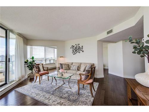 #1505-6 Willow Street, Waterloo, ON - Indoor Photo Showing Living Room