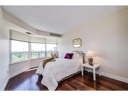 #1505-6 Willow Street, Waterloo, ON - Indoor Photo Showing Bedroom