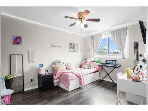 149 Greenford Drive, Hamilton, ON - Indoor Photo Showing Bedroom