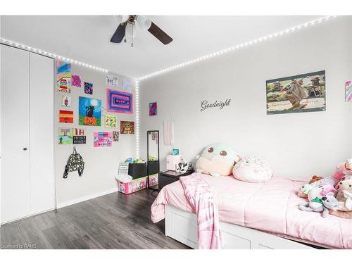 149 Greenford Drive, Hamilton, ON - Indoor Photo Showing Bedroom