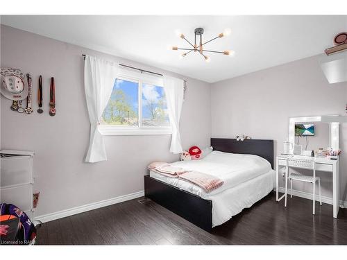 149 Greenford Drive, Hamilton, ON - Indoor Photo Showing Bedroom