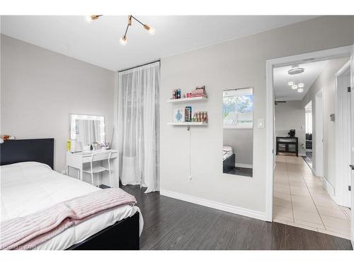 149 Greenford Drive, Hamilton, ON - Indoor Photo Showing Bedroom