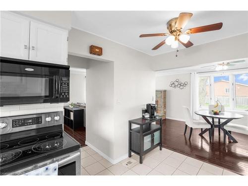 149 Greenford Drive, Hamilton, ON - Indoor Photo Showing Kitchen